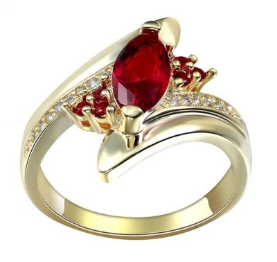 Изысканное кольцо Делизии Кинг с полудрагоценными красными камнями и кубическими циркониями. 