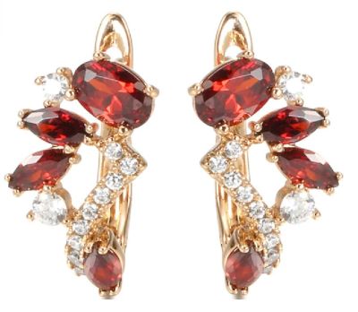 Женские серьги с кубическим цирконием цвета граната. Металл - золочение. Длина: 18 мм, вес: 2.8 г.