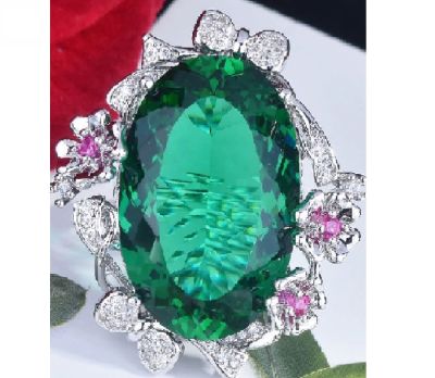 Роскошное женское кольцо 20х30 мм с большим овальным зелёным кристаллом (выращенный изумруд?) и 