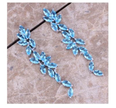 Изысканные небесно-голубые топазовые серебряные серьги-подвески (проба Sterling 925). Длина 5.2 см.