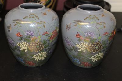 Винтажная пара японских керамических ваз для имбиря с цветочным дизайном. Н=13,3 см. Цена 