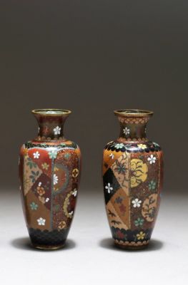 Две вазы с перегородчатой эмалью Сloisonn&eacute;, Япония, период Мэйдзи (1868–1912). Вазы 