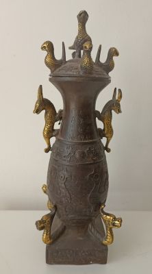 Уникальная старинная китайская бронзовая ваза с крышкой с богатым анималистическим декором. 