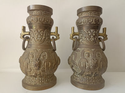 Китайские архаичные латунные сосуды в форме ху (сосуды для вина), с рельефным графическим 