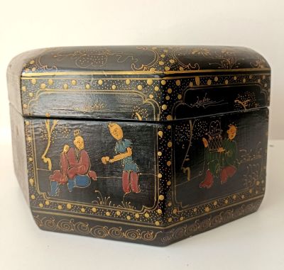 Антикварная лакированная черная шкатулка с ручной росписью. Высота 14см. Диаметр 27см. 