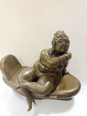 Бронзовая скульптура Фернандо Ботеро "В поисках красоты". Авторская подпись. Элегантная 