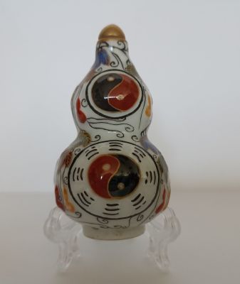 Миниатюрная фарфоровая вазочка для табака с растительным орнаментом и иероглифическими 