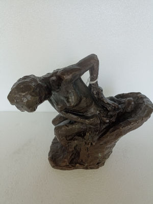 Бронзовая скульптура по мотивам скульптуры Эдгара Дега &laquo;Купальщица&raquo;
20 в.
Размер 18.5x19 см
Лот 