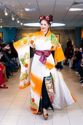 Раритетное зимнее богатоукрашенное японское кимоно Сусохики с изображением пионов - символов 