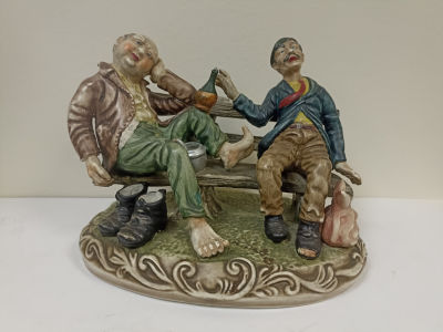 Фарфоровая композиция "Пьянчужки". Высота 19 см.
Ширина постамента 24 см.