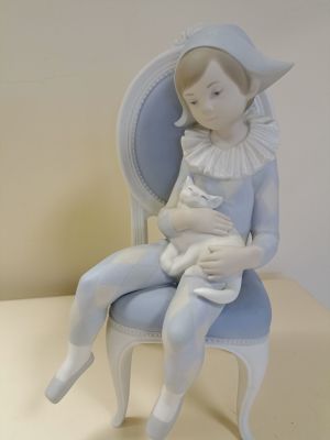 Большая фарфоровая композиция «Арлекин с котенком» производителя 
знаменитой испанской фабрики 