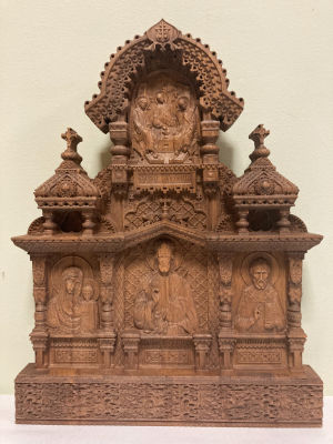 Иконостас резной. Спаситель, Божья Матерь, Николай Чудотворец, Святая Троица.
Материал: бук. 