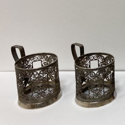 Пара изящных подстаканников «Вьюны 1».
Тончайшие нити мельхиора искусно переплетались мастером 