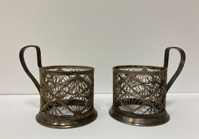 Пара изящных подстаканников «Веера».
Тончайшие нити мельхиора искусно переплетались мастером в 