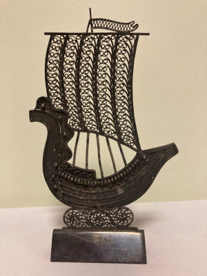 Коллекционная скульптура «Ладья».
Тончайшие нити мельхиора искусно переплетались мастером в 