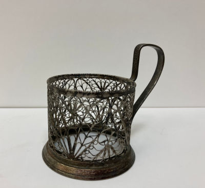 Изысканный подстаканник «Лес».
Тончайшие нити мельхиора искусно переплетались мастером в 