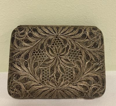 Портсигар «Цветок».
Высокое мастерство и особый художественный взгляд требовались мастеру 