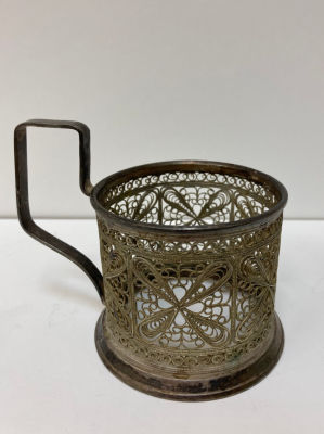 Изысканный подстаканник «Четырехлистник».
Тончайшие нити мельхиора искусно переплетались 