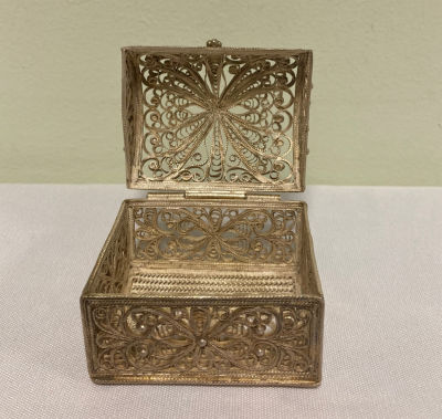 Роскошная шкатулка «Цветок».
Высокое мастерство и особый художественный взгляд требовались 