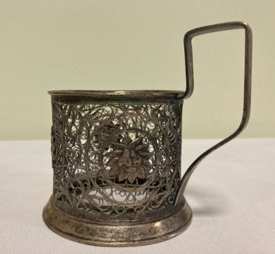 Изысканный подстаканник «Груши».
Тончайшие нити мельхиора искусно переплетались мастером в 