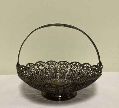 Старинная мельхиоровая конфетница с ручкой.
Тончайшие нити мельхиора искусно переплетались 