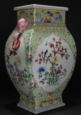Большая китайская фарфоровая ваза с двойной ручкой династии Цинь (Qing Dynasty 1644–1911) 