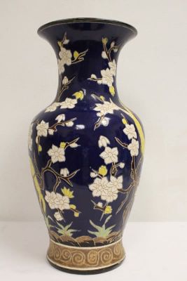 Большая китайская фарфоровая ваза в стиле фахуа. Н=53 cм, D=26 cм.