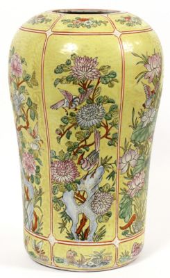 Большая китайская фарфоровая ваза FAMILLE JAUNE, украшенная лотосом, хризантемой и птицами. 