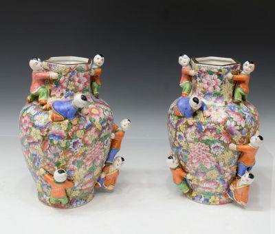 Пара китайских фарфоровых ваз из позолоченной коллекции Family Rose, каждая с красочным 