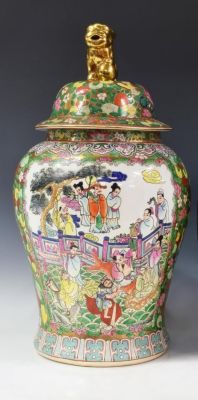 Большая китайская фарфоровая храмовая ваза с медальоном Family Rose, начало XX в., с почетными 