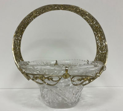 Изящная конфетница с ажурной широкой ручкой и декоративным оплетающим элементом. 
Скань 