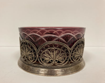 Изящная конфетница в ажурной ложе «Барвинок».
Скань (мельхиор), цветное фигурное стекло. 