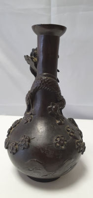 Старинная японская бронзовая ваза периода Мейдзи. С изображением змея-дракона, растительной 