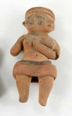 Керамическая фигура доколумбовой эпохи Мезоамерики: стоящая фигура двуликой женщины. 