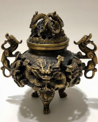 Старинная буддийская бронзовая курильница с крышкой, украшенной фигурами драконов. Богато 