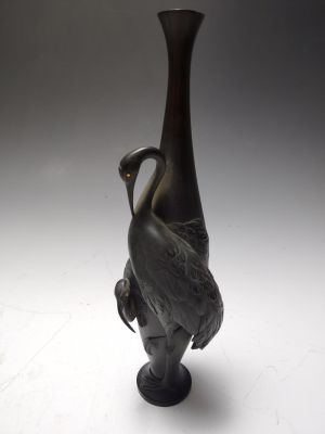 Японская бронзовая ваза с фигурами журавлей. На дне имеется клеймо литейного производства. 