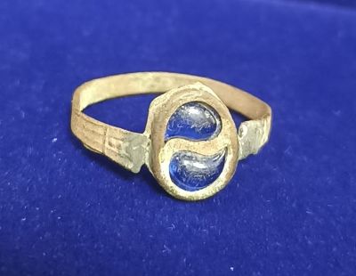 Античное бронзовое кольцо с интегрированным цветным стеклом и графическими элементами. Диаметр 