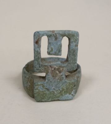 Античное древнеримское миниатюрное бронзовое кольцо-ключ с крупным графическим ориентальные 