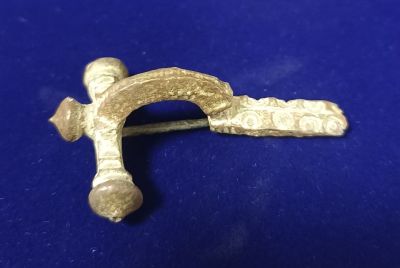 Древнеримская бронзовая фибула с графическим узором, куполообразным окончанием и подвижной 