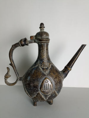 Старинный восточный бронзовый/медный кумган: узкогорлый кувшин с носиком.
Кумганы 