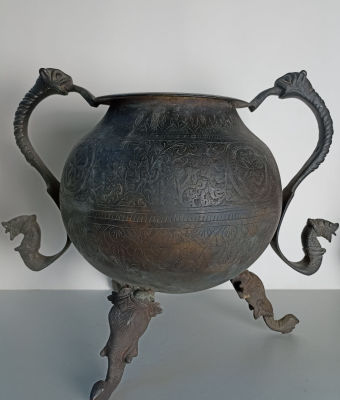 Старинный восточный бронзовый сосуд-котел на трёх выгнутых ножках в виде слонов, с двумя 