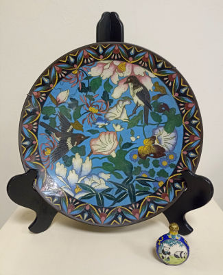 Большая антикварная тарелка, исполненная в технике перегородчатой эмали в CLOISONNE со сложным 