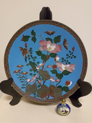 Одна из двух парных китайских тарелок, исполненных в технике перегородчатой эмали в CLOISONNE с 