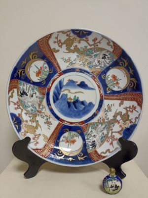 Большое фарфоровое блюдо с высокохудожественным изображением цветов, птиц и горного пейзажа. 