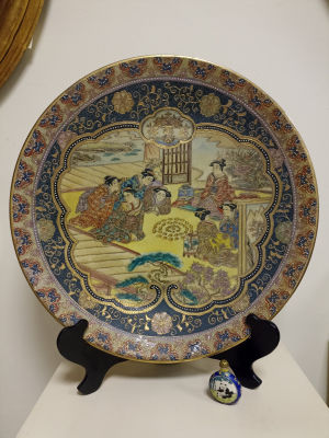 Очень большое блюдо, расписанное в технике Сацума. 
Высокохудожественная роспись восхищает 