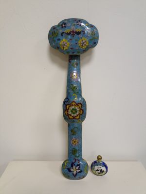 Китайский жезл жуи или жезл &laquo;соответствия желаний&raquo;, выполненный в технике CLOISONNE. Длина 40 