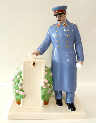 Редкая фарфоровая композиция &laquo;Сталин голосует&raquo;. Авторская полихромная роспись. 
Дулевский 