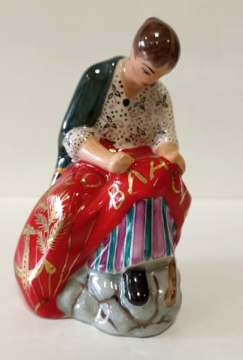 Фарфоровая статуэтка &laquo;Вышивальщица знамени&raquo;.
ЛФЗ, 
Автор Данько, 
Более поздний повтор 