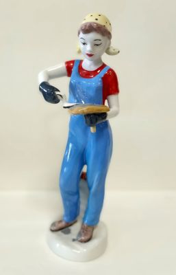 Фарфоровая статуэтка &laquo;Штукатурщица&raquo; ЛФЗ, 
Авторская полихромная роспись, 
Художник Рукина Н. 