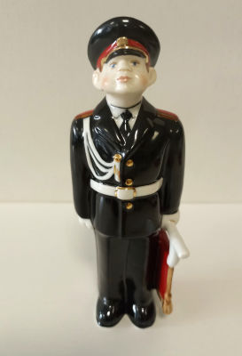 Фарфоровая статуэтка &laquo;Суворовец с горном&raquo; (Из серии &laquo;Суворовцы&raquo;)
Подгазурная роспись 